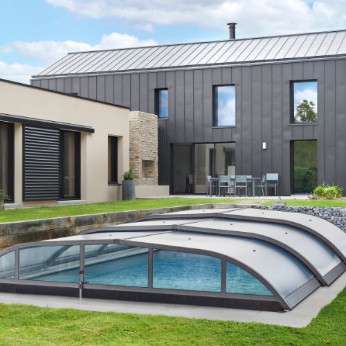 Quel prix pour un abri de piscine : guide complet des coûts et facteurs